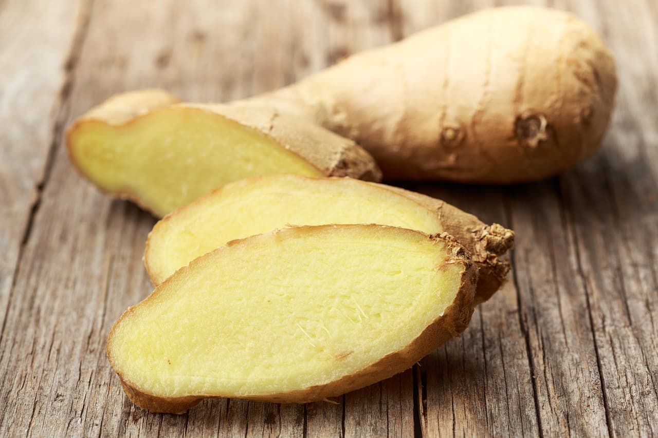 Whole dried ginger root rhizomes